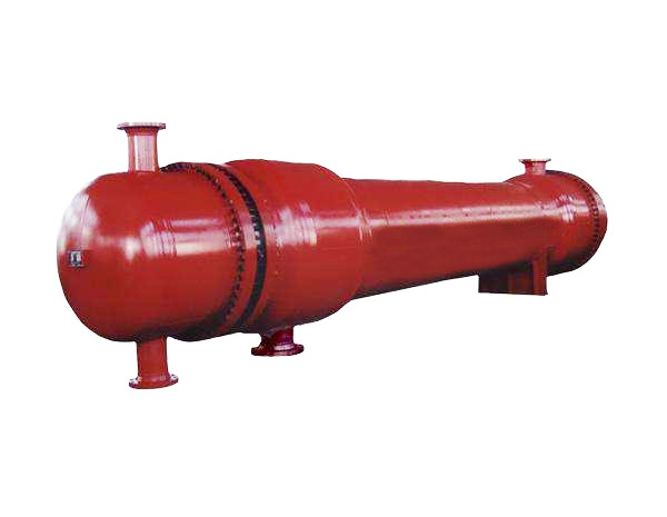 <b>浮頭式折流桿換熱器與冷凝器是一種新型高效的傳熱設備，具有防振性能強、流動(dòng)阻力小、不易結垢、傳熱性能好及表面溫度均勻等優(yōu)點(diǎn)。它不同于常用的弓形折流板換熱器，換熱管由桿系組成的折流圈支撐，從上下左右四個(gè)方位將管子固定。殼程流體平行于管束的軸向流動(dòng)，流動(dòng)阻力很小，一般是弓形板的1/7～1/9，因而可以提高殼程流速來(lái)增加殼程的湍流程度，從而強化傳熱。</b>