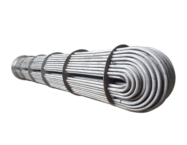 <b>U型管換熱器在換熱器中是唯一適用于高溫、高壓和高溫差的換熱器，特點(diǎn)如下： 1.以U型換熱管尾端的自由浮動(dòng)解決溫度差壓力，可用于高溫差，完全可以代替螺旋板換熱器； 2.只有一塊管板，加之法蘭的數量也少，故結構簡(jiǎn)單而且泄漏點(diǎn)少； 3.可以進(jìn)行抽芯清洗； 4.管板焊縫采用全自動(dòng)管板氬弧焊，美觀(guān)的同時(shí)保證質(zhì)量； 5.管程流速太高時(shí)，將會(huì )對U型彎管段產(chǎn)生嚴重的腐蝕，影</b>