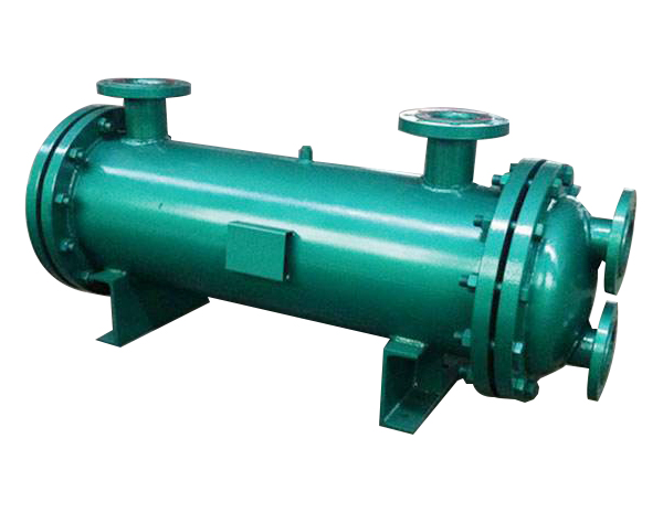 <b>管殼式換熱器又稱(chēng)為列管式換熱器。是以封閉在殼體中管束的壁面作為傳熱面的間壁式換熱器。這種換熱器可用各種結構材料（主要是金屬材料）制造，能在高溫、高壓下使用，結構簡(jiǎn)單、造價(jià)低、流通截面較寬、易于清洗水垢；但傳熱系數低、占地面積大。 管殼式換熱器有固定管板式汽-水換熱器、帶膨脹節管殼式汽-水換熱器、浮頭式汽-水換熱器、U形管殼式汽-水換熱器、波節</b>