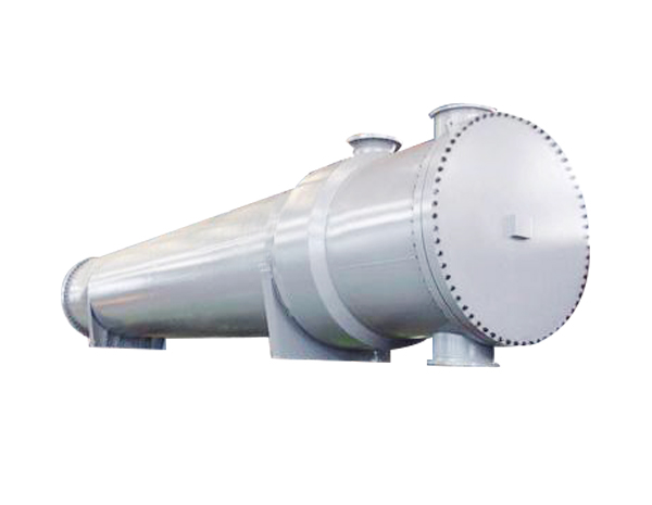 <b>目前，隨著(zhù)我國石油、化工、制藥、輕工業(yè)的蓬勃發(fā)展，各行業(yè)對冷凝設備的需求量越來(lái)越大，大型多效蒸發(fā)裝置隨著(zhù)處理量的增大對冷凝器的處理量要求也不斷增大，目前，國內現有的板式冷凝器已經(jīng)不能滿(mǎn)足特大型多效低溫板式蒸發(fā)裝置的配套需求，另外，管式冷凝器雖然可以做到很大的處理量，但是他的體積龐大、傳冷系數低、成本高，連清洗也不方便。</b>